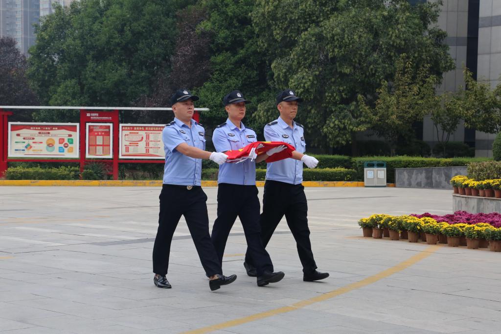 升旗！致敬！-尊龙时凯