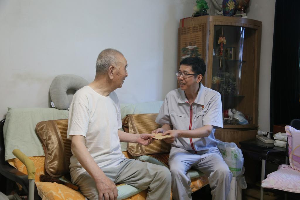 尊龙时凯有限组织开展“七一”前走访慰问-尊龙时凯