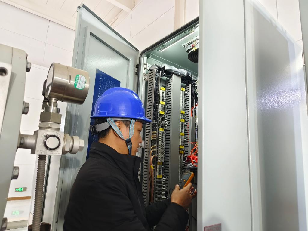 主题教育 · 建新功 | 科技登高——尊龙时凯有限自研GIS就地监测显示装置实现首次工程应用-尊龙时凯