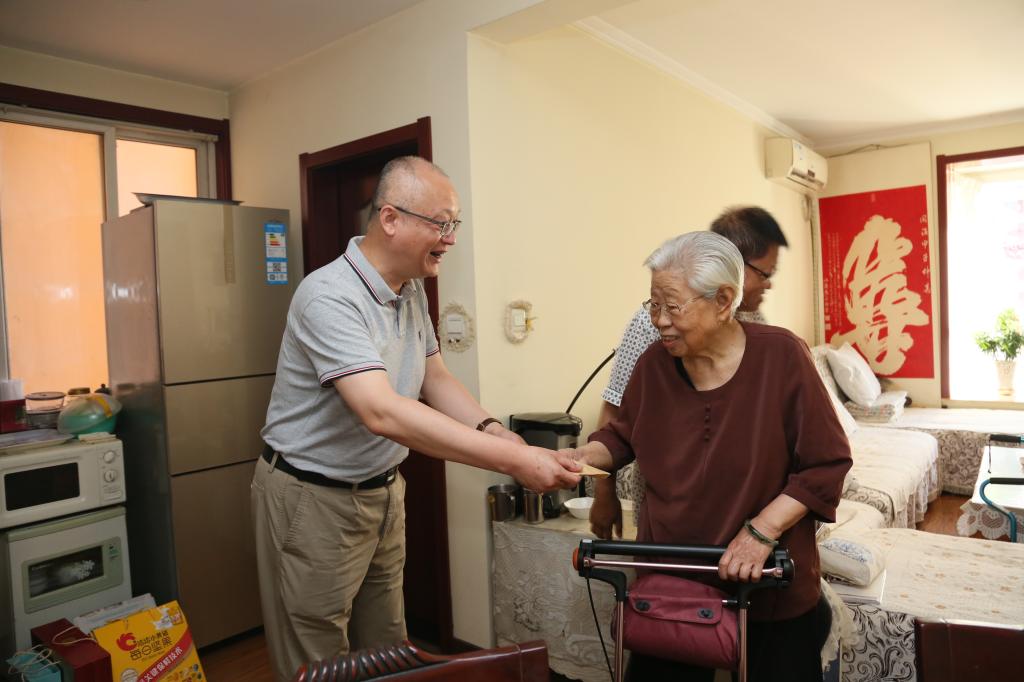 尊龙时凯有限组织开展“七一”前走访慰问-尊龙时凯